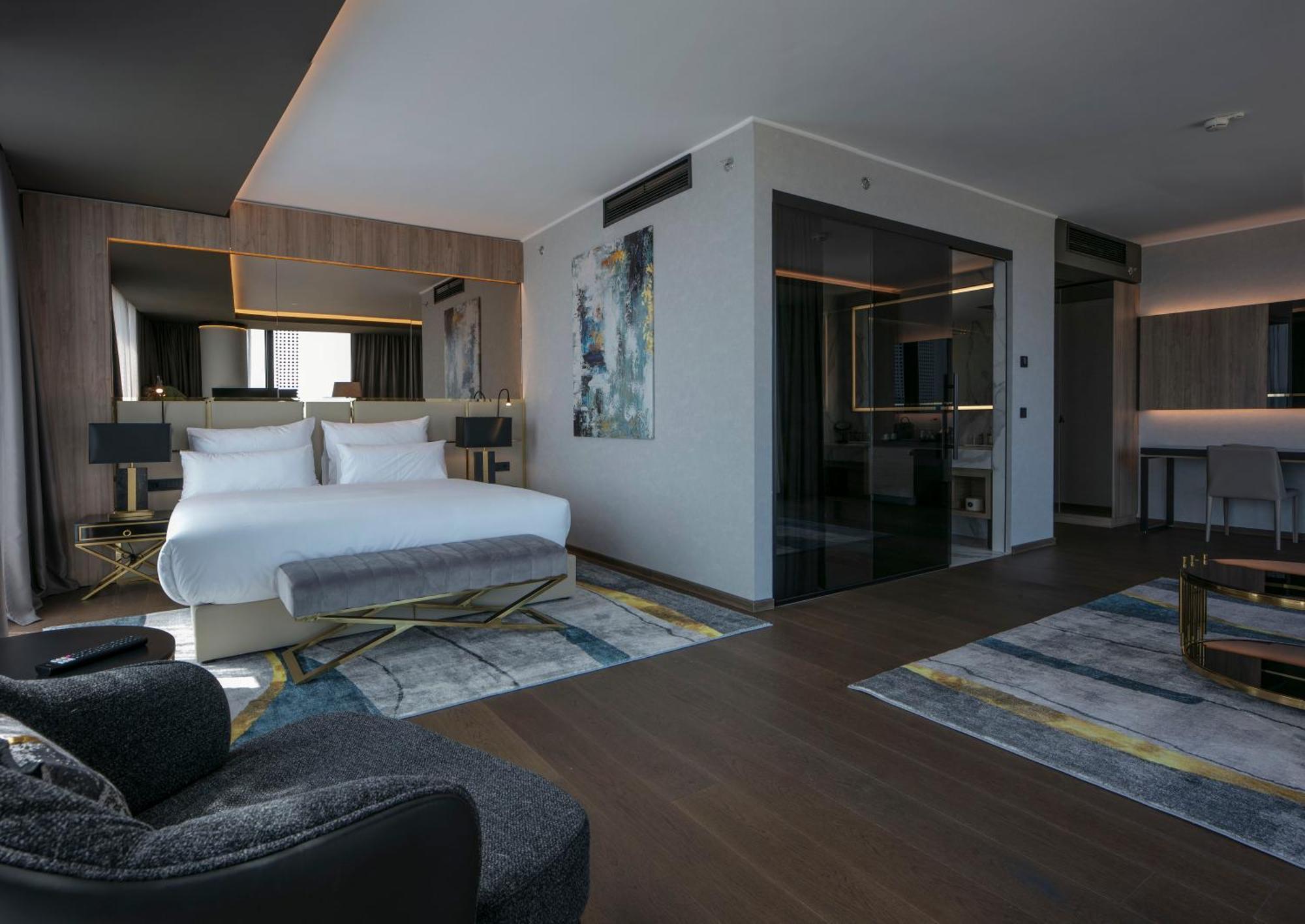 Executive Suite,1553561410:JPEG